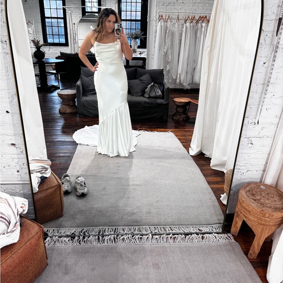 Elegant White Gown - Picture 1 of 6